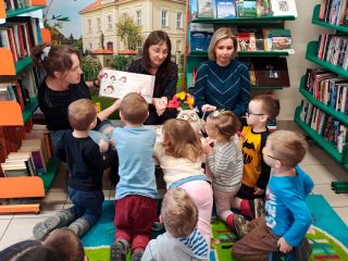 Przedszkolaki poznają bibliotekę - zdjęcie 19