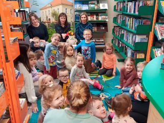 Przedszkolaki poznają bibliotekę - zdjęcie 2
