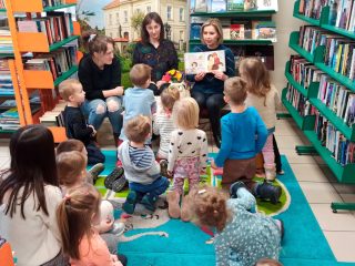 Przedszkolaki poznają bibliotekę - zdjęcie 20