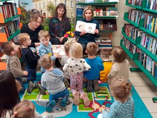 Przedszkolaki poznają bibliotekę - zdjęcie 21