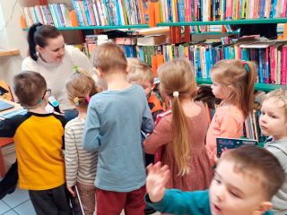 Przedszkolaki poznają bibliotekę - zdjęcie 22