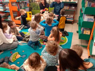 Przedszkolaki poznają bibliotekę - zdjęcie 3