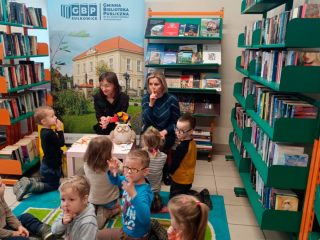 Przedszkolaki poznają bibliotekę - zdjęcie 4