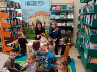 Przedszkolaki poznają bibliotekę - zdjęcie 5
