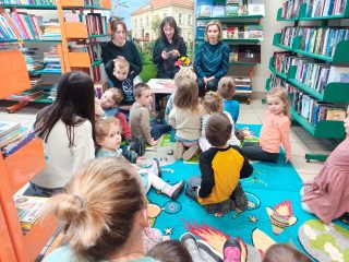 Przedszkolaki poznają bibliotekę - zdjęcie 6