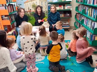 Przedszkolaki poznają bibliotekę - zdjęcie 7