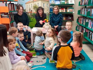 Przedszkolaki poznają bibliotekę - zdjęcie 8