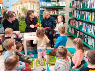 Przedszkolaki poznają bibliotekę - zdjęcie 9