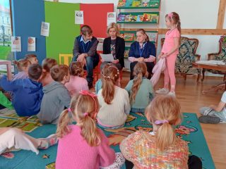 Zajęcia pt. Narysujmy bajkę - tworzymy książeczkę z obrazkami - zdjęcie 2