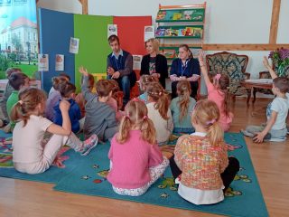 Zajęcia pt. Narysujmy bajkę - tworzymy książeczkę z obrazkami - zdjęcie 3