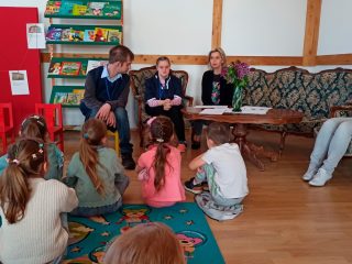 Zajęcia pt. Narysujmy bajkę - tworzymy książeczkę z obrazkami - zdjęcie 4