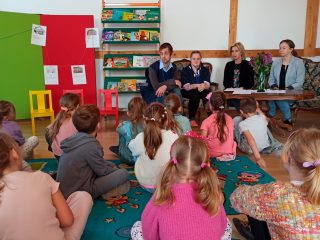 Zajęcia pt. Narysujmy bajkę - tworzymy książeczkę z obrazkami - zdjęcie 5