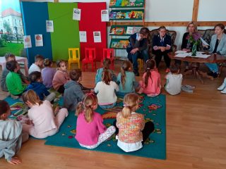 Zajęcia pt. Narysujmy bajkę - tworzymy książeczkę z obrazkami - zdjęcie 7