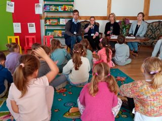Zajęcia pt. Narysujmy bajkę - tworzymy książeczkę z obrazkami - zdjęcie 8
