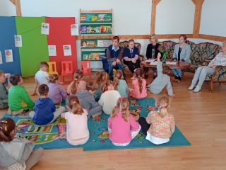 Zajęcia pt. Narysujmy bajkę - tworzymy książeczkę z obrazkami - zdjęcie 9