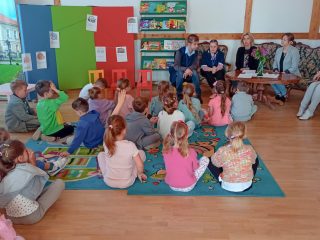 Zajęcia pt. Narysujmy bajkę - tworzymy książeczkę z obrazkami - zdjęcie 10
