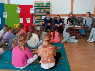 Zajęcia pt. Narysujmy bajkę - tworzymy książeczkę z obrazkami - zdjęcie 12