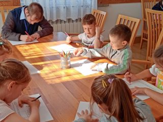 Zajęcia pt. Narysujmy bajkę - tworzymy książeczkę z obrazkami - zdjęcie 18