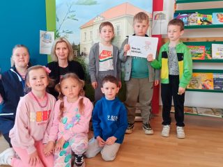 Zajęcia pt. Narysujmy bajkę - tworzymy książeczkę z obrazkami - zdjęcie 25