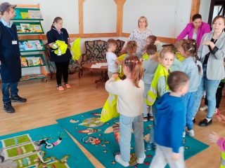Zajęcia pt. Narysujmy bajkę - tworzymy książeczkę z obrazkami - zdjęcie 32