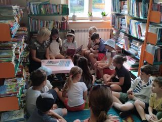 Spotkanie biblioteczne dzieci ze Szkoły Podstawowej nr 1 - zdjęcie 4