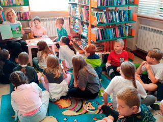 Lekcja biblioteczna dla uczniów klasy 2 ze Szkoły Podstawowej nr 2 - zdjęcie 4