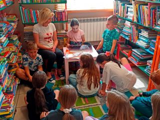 Lekcja biblioteczna dla uczniów klasy 2 ze Szkoły Podstawowej nr 2 - zdjęcie 5