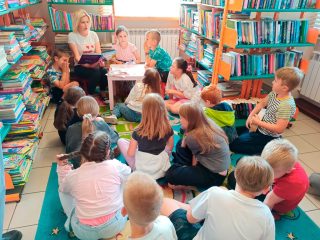 Lekcja biblioteczna dla uczniów klasy 2 ze Szkoły Podstawowej nr 2 - zdjęcie 6