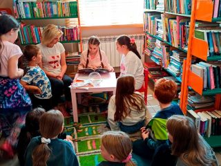 Lekcja biblioteczna dla uczniów klasy 2 ze Szkoły Podstawowej nr 2 - zdjęcie 8