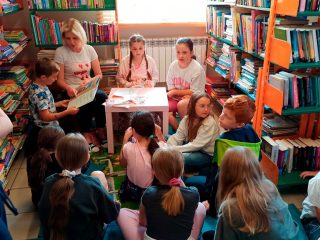 Lekcja biblioteczna dla uczniów klasy 2 ze Szkoły Podstawowej nr 2 - zdjęcie 9