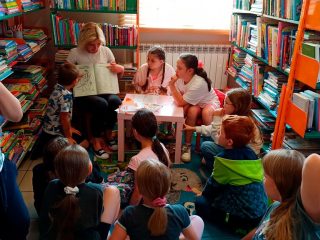 Lekcja biblioteczna dla uczniów klasy 2 ze Szkoły Podstawowej nr 2 - zdjęcie 11