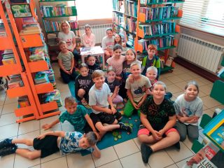 Lekcja biblioteczna dla uczniów klasy 2 ze Szkoły Podstawowej nr 2 - zdjęcie 12