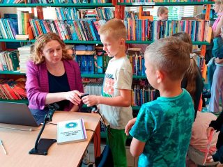Lekcja biblioteczna dla uczniów klasy 2 ze Szkoły Podstawowej nr 2 - zdjęcie 13
