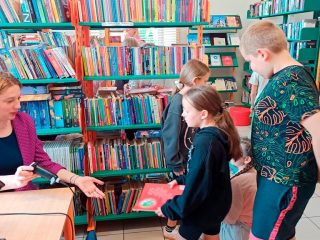 Lekcja biblioteczna dla uczniów klasy 2 ze Szkoły Podstawowej nr 2 - zdjęcie 14