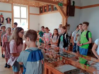 Historyczny spacer dla uczniów klas 4-6 Szkoły Podstawowej w Harbutowicach - zdjęcie 8