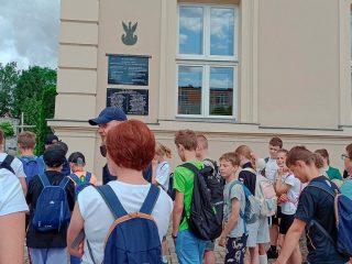 Historyczny spacer dla uczniów klas 4-6 Szkoły Podstawowej w Harbutowicach - zdjęcie 11