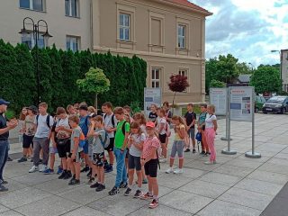 Historyczny spacer dla uczniów klas 4-6 Szkoły Podstawowej w Harbutowicach - zdjęcie 12