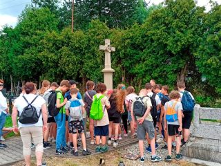 Historyczny spacer dla uczniów klas 4-6 Szkoły Podstawowej w Harbutowicach - zdjęcie 15