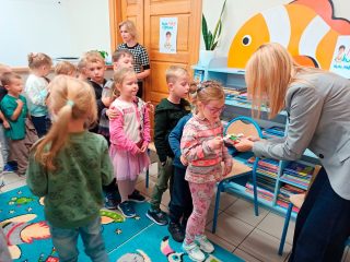 Klub Małego Czytelnika zainaugurowany z Przedszkolem Samorządowym nr 2 w Sułkowicach - zdjęcie 12