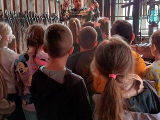 Uczniowie Szkoły Podstawowej w Harbutowicach w Izbie Tradycji - zdjęcie 2