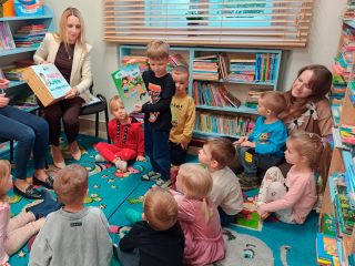 Klub Małego Czytelnika - spotkanie z dziećmi z Niepublicznego Żłobka i Przedszkola Radosne Serce w Sułkowicach - zdjęcie 1