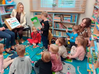 Klub Małego Czytelnika - spotkanie z dziećmi z Niepublicznego Żłobka i Przedszkola Radosne Serce w Sułkowicach - zdjęcie 2