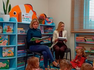 Klub Małego Czytelnika - spotkanie z dziećmi z Niepublicznego Żłobka i Przedszkola Radosne Serce w Sułkowicach - zdjęcie 3