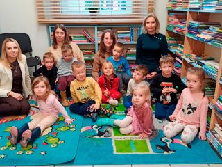 Klub Małego Czytelnika - spotkanie z dziećmi z Niepublicznego Żłobka i Przedszkola Radosne Serce w Sułkowicach - zdjęcie 4