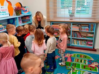 Klub Małego Czytelnika - spotkanie z dziećmi z Niepublicznego Żłobka i Przedszkola Radosne Serce w Sułkowicach - zdjęcie 5