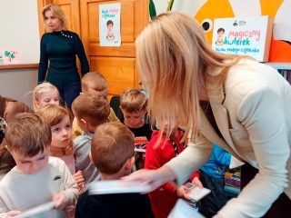 Klub Małego Czytelnika - spotkanie z dziećmi z Niepublicznego Żłobka i Przedszkola Radosne Serce w Sułkowicach - zdjęcie 6