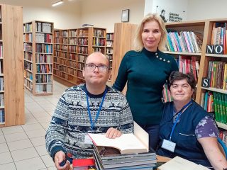 Praktyki podopiecznych WTZ w Harbutowicach w bibliotece - zdjęcie 2