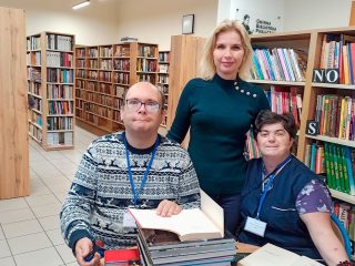 Praktyki podopiecznych WTZ w Harbutowicach w bibliotece - zdjęcie 3