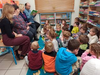 Klub Małego Czytelnika z przedszkolakami z PS nr 1 w Sułkowicach - zdjęcie 4