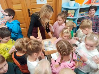 Klub Małego Czytelnika z przedszkolakami z PS nr 1 w Sułkowicach - zdjęcie 10